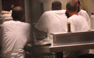 "Cette prison est leur tombe": une grève de la faim "sans précédent", selon les avocats, touche un nombre croissant de détenus de Guantanamo qui protestent contre leur incarcération illimitée alors que s'éloigne la perspective de fermeture du centre de détention.
