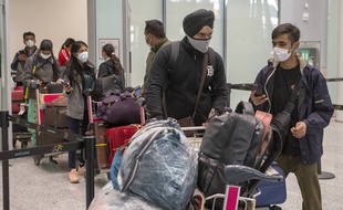 Les passagers en provenance de New Delhi attendent dans de longues files pour les tests COVID19 à l'aéroport de Toronto le vendredi 23 avril 2021. Les vols de l'Inde et du Pakistan vers le Canada ont été suspendus pendant 30 jours.
