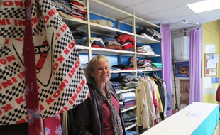 Monique, l'une des bénévoles de la Roulotte solidaire, un vestiaire gratuit pour les plus démunis.