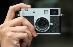 C’est quoi cet appareil photo qui veut nous faire revenir à l’argentique ?