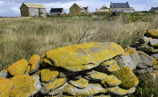 L'île de Quéménès est située au cœur de l'archipel de Molène dans le Finistère.