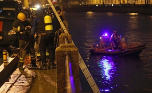 Des pompiers et policiers effectuent des recherches dans la rivière Moïka où a été retrouvé Oleg Sokolov, samedi 9 novembre.