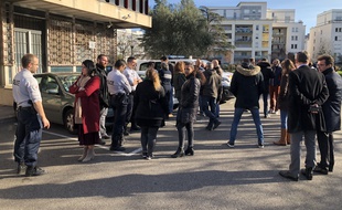 Pendant 15 minutes, plusieurs commissariats lyonnais, comme ici celui du 8e arrondissement, ont effectué un rassemblement silencieux ce mardi midi.