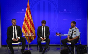 Le responsable de l’Intérieur du gouvernement régional de Catalogne, Joaquim Forn, le président de la Catalogne Carles Puigdemont et le chef de la police de Catalogne, Josep Lluis Trapero, lors d’une conférence de presse, le 20 août 2017.