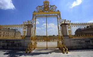 Le 24 juin 2014, les grilles de l'entrée royale du château de Versailles, destination touristique de choix