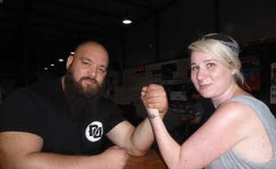 Thibaut Lely et Pauline Castillo, fondateurs du Toulouse Armwrestling Club, le premier club de bras de fer toulousain.