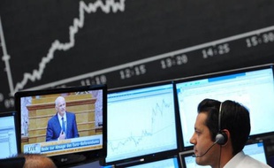 Les marchés financiers ont poursuivi leur rebond jeudi, revigorés par la baisse surprise du taux directeur de la BCE et la perspective d'une annulation du référendum en Grèce, mais restaient prudents en guettant des informations en provenance du G20 à Cannes.