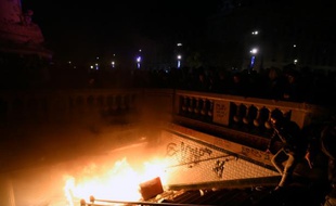Un feu est allumé à l'entrée de la station de métro République à Paris pendant un rassemblement de Nuit Debout le 1er mai 2015