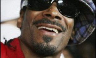 Le rappeur américain Snoop Dogg devait embarquer vendredi pour l'Afrique du Sud à l'issue de sa garde à vue après des échauffourées avec des policiers à l'aéroport londonien d'Heathrow , a-t-on appris de sources policières.