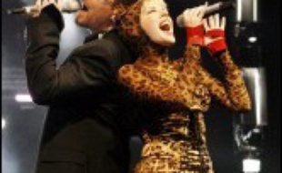Le chanteur de U2, Bono, a fait une apparition surprise dimanche soir en Australie, lors d'un concert de Kylie Minogue, qui avait fait la veille son retour sur scène après avoir vaincu un cancer du sein.