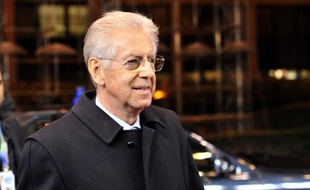 Une dizaine d'enveloppes contenant des balles et adressées au chef du gouvernement italien Mario Monti, à son prédécesseur Silvio Berlusconi, ainsi qu'à des directeurs de journaux, ont été interceptées jeudi soir dans un centre postal, ont annoncé vendredi les médias.