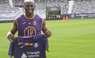 Le défenseur du TFC Stéphane Mbia lors de sa présentation à la presse toulousaine, le 24 août 2018.