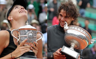 Les vainqueurs de Roland-Garros 2012, Maria Sharapova (à g.) et Rafael Nadal lors de leur remise de trophée.