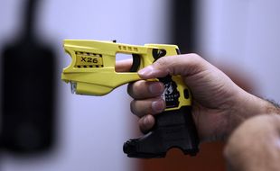 Taser, illustration.