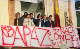 Revêtus de leur uniforme verts, les éboueurs de Bogota sont de sortie mais pas pour ramasser les poubelles. Chaque jour, ils manifestent en faveur du maire Gustavo Petro, un symbole de la gauche, destitué pour un marché contesté concernant la collecte des ordures.