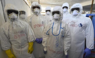 Du personnel de santé au centre de l'Organisation mondiale de la Santé à Monrovia au Libéria, le 3 octobre 2014