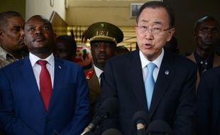 Le président burundais Pierre Nkurunziza (g) et le secrétaire général des Nations unies, Ban Ki-moon, le 23 février 2016 à Bujumbura