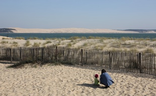 Une plage du Cap Ferret face à la Dune du Pilat.