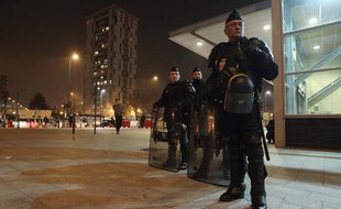 Des policiers en faction devant la station de métro Asnières-Les Courtilles (Hauts-de-Seine) le 16 mars 2011.