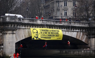 Des militants de Greenpeaceont déployé des banderoles flottante de devant l'Assembleenationale ce lundi matin