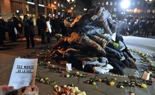 "Ludwig, 59 ans à Marseille; Alain 45 ans, sur les marches de la cathédrale de Versailles, Chantal 64 ans dans une rue de Paris": le collectif "les Morts de la rue" a rendu hommage jeudi soir aux 202 SDF morts au cours de ces six derniers mois.