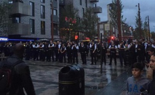 Plus de 100 policiers ont du fermer une rue entière de la banlieue de Londres après une série échauffourées impliquant près de 200 jeunes adolescents