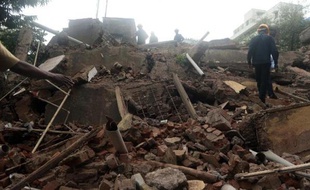 Le bilan de l'effondrement d'un immeuble de Bombay vendredi s'est encore alourdi, passant à 33 morts, a annoncé samedi à l'AFP un haut responsable des secours sur place.