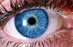 Changer définitivement la couleur de ses yeux ? C’est possible mais risqué