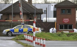 L'IRA-véritable, branche dissidente de l'Armée républicaine irlandaise (IRA), a revendiqué dimanche auprès d'un journal de Dublin l'attaque contre une caserne britannique en Irlande du Nord, qui a causé la mort de deux soldats, a rapporté la chaîne britannique Sky.