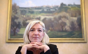 Marine Le Pen, présidente du Front national, a souhaité, dans des voeux mis en ligne lundi, que 2013 soit l'année du "retour de la France" au centre des préoccupations politiques, renvoyant dos à dos l'UMP et le PS.