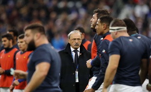 Jacques Brunel, le sélectionneur des Bleus, n'est pas plus inquiet que ça après la défaite du XV de France contre les Fidji, le 24 novembre 2018 au Stade de France.