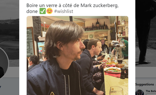 Mark Zuckerberg a été pris en photo dans un petit bistrot parisien.