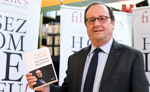 François Hollande et son nouveau livre «Les Leçons du pouvoir», à Bruxelles, le 3 mai 2018.
