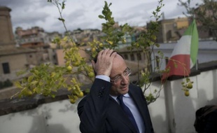 L'équipe de campagne de François Hollande a annoncé vendredi soir la création en son sein d'un "observatoire des déplacements du président" Sarkozy afin de "contrôler que le président, dans la période précédant l'annonce éventuelle de sa candidature" à la présidentielle respecte la réglementation en vigueur.