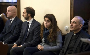 (g-d): les journalistes italiens Gianluigi Nuzzi et Emiliano Fittipaldi, la consultante Francesca Chaouqui et Mgr Lucio Angel Vallejo Balda, lors de leur procès, le 24 novembre 2015 au tribunal du Vatican, à Rome