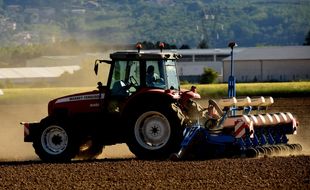 Photo d'illustration d'un tracteur, ici en Isère en mai.