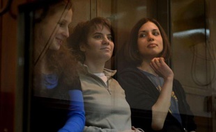 Le procès en appel des membres du groupe Pussy Riot a été reporté au 10 octobre lundi par la justice russe, une des jeunes femmes ayant annoncé avoir rompu avec ses avocats dès l'ouverture de cette audience, sur laquelle la défense ne fondait guère d'espoir.