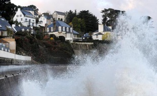 Le coup de vent qui a frappé la côte Atlantique mardi soir s'est peu à peu atténué dans la nuit après des pointes à 156 km/h mardi soir dans le Finistère, privant de nombreuses personnes d'électricité, a-t-on appris mercredi matin auprès des pompiers et préfectures.