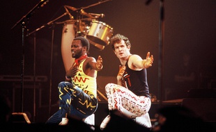 Le chanteur sud-africain Johnny Clegg (à droite) lors d'un concert au Zenith de Paris en 1988 avec son groupe Savuka.