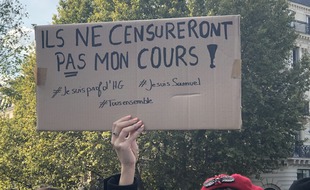 Une pancarte lors de la manifestation en hommage à Samuel Paty, le 18/10/2020.