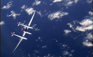 L'Américain Steve Fossett a battu samedi le record du monde de distance aérienne en solitaire et sans escale en dépassant l'aéroport de Shannon, dans le sud-ouest de l'Irlande, à bord de son avion Virgin Atlantic/Global Flyer, a annoncé son équipe au sol.