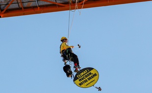 L'ONG Greenpeace a mené une action sur le chantier de Notre-Dame de Paris, le 9 juillet 2020 au matin.