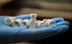 L'Agence européenne du médicament (EMA) a répertorié mercredi le syndrome de Guillain-Barré, une rare atteinte neurologique, comme effet secondaire très rare du vaccin contre le Covid-19 d'AstraZeneca.