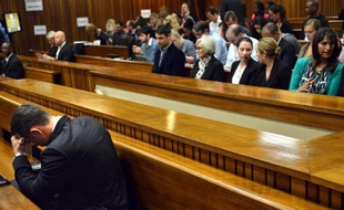 Oscar Pistorius sur le banc des accusés le 4 mars 2014 au tribunal à Pretoria