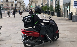 Un livreur travaillant pour Uber Eats place Royale à Nantes.