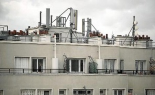 Les antennes-relais, nécessaires aux communications via mobiles, sont placées sur les toits.