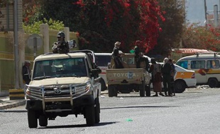 Des soldats yéménites bloquent les rues à proximité du palais présidentiel, le 19 janvier 2015 à Sanaa