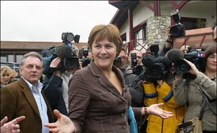 Dominique Voynet, candidate des Verts à la présidentielle, s'est rendue lundi dans la coopérative Lur Berri à Aïcirits pour soutenir le "collectif anti-OGM du pays Basque" qui occupe les locaux depuis vendredi, a constaté un journaliste de l'AFP.