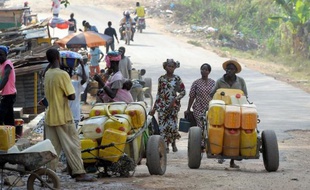 Des vendeurs d'eau dans la rue à Guéckédou, en Guinée, le 1er avril 2014