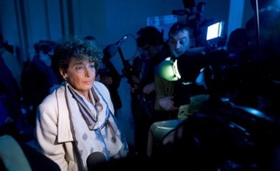 La cour d'assises spéciale de Paris, qui juge depuis le 7 novembre Ilich Ramirez Sanchez, alias "Carlos", pour son implication présumée dans quatre attaques terroristes, examinait lundi l'attentat de la rue Marbeuf à Paris (22 avril 1982, un mort et 66 blessés).